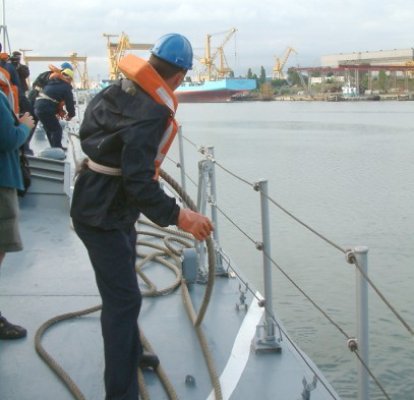 Individul care a înşelat un marinar, eliberat din arest